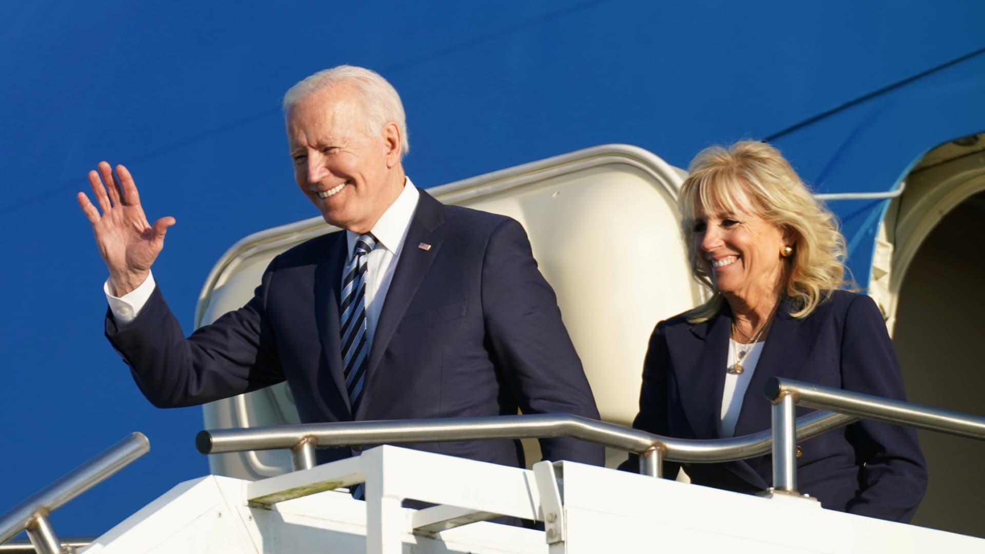 Biden, la primera mujer en ganar casi 611.000 dólares en 2021, muestra declaración de impuestos