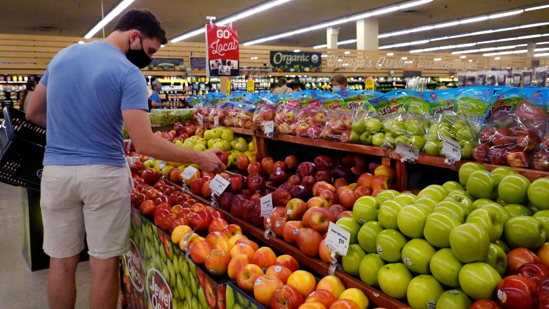 Customers shop for produce at a supermarket on June 10, 2021 in Chicago, Illinois. Inflation rose 5% in the 12-month period ending in May, the biggest jump since August 2008. Food prices rose 2.2 percent for the same period.