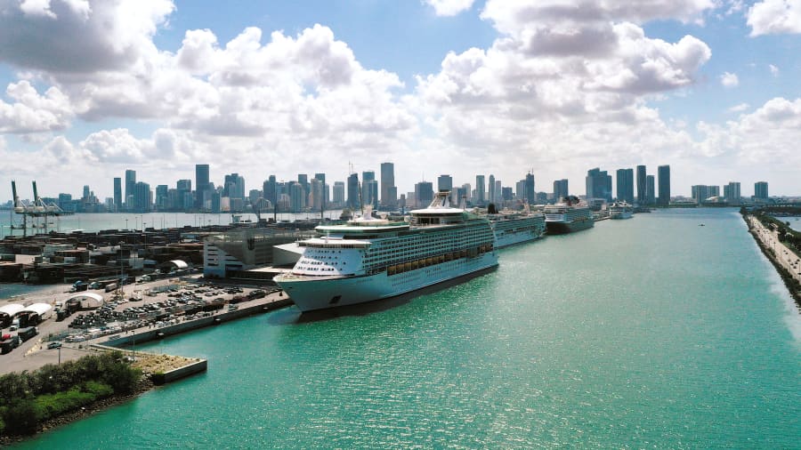 Dalam pandangan udara, Explorer of the Seas depan, kapal pesiar Royal Caribbean, bersama dengan kapal pesiar lainnya berlabuh di Port Miami saat industri jalur pelayaran menunggu untuk mulai beroperasi lagi pada 26 Mei 2021