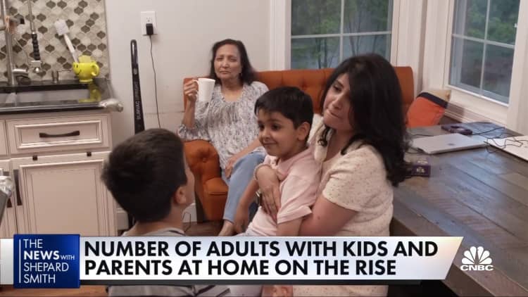 Crece el número de adultos con niños y padres en casa