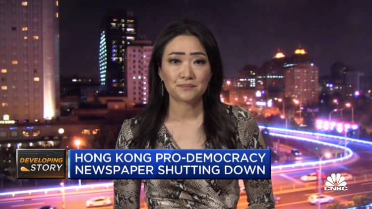 Hong Kong pro-democracy newspaper shuts down under pressure from Beijing