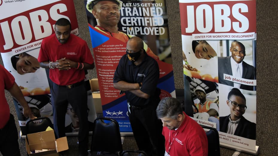 Empleados de la Louisville Urban League hablan con solicitantes de empleo en una feria profesional de Job News USA en Louisville, Kentucky, EE. UU., El miércoles 23 de junio de 2021.