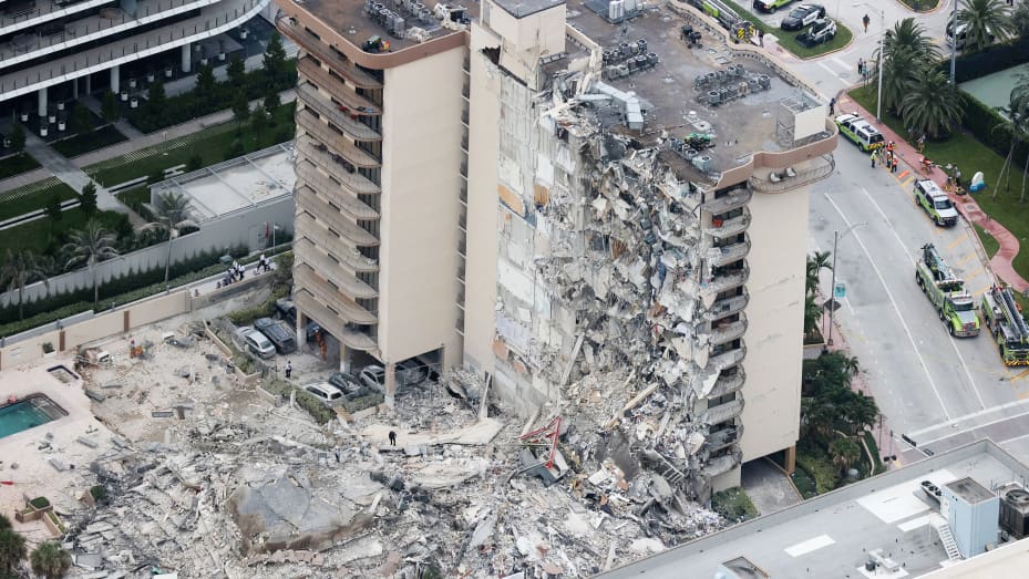 El personal de búsqueda y rescate trabaja en los escombros de la torre de condominios de 12 pisos que se derrumbó durante un colapso parcial del edificio el 24 de junio de 2021 en Surfside, Florida.