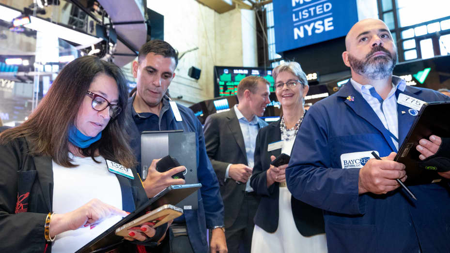 Operadores en el piso de la Bolsa de Valores de Nueva York, 25 de junio de 2021.