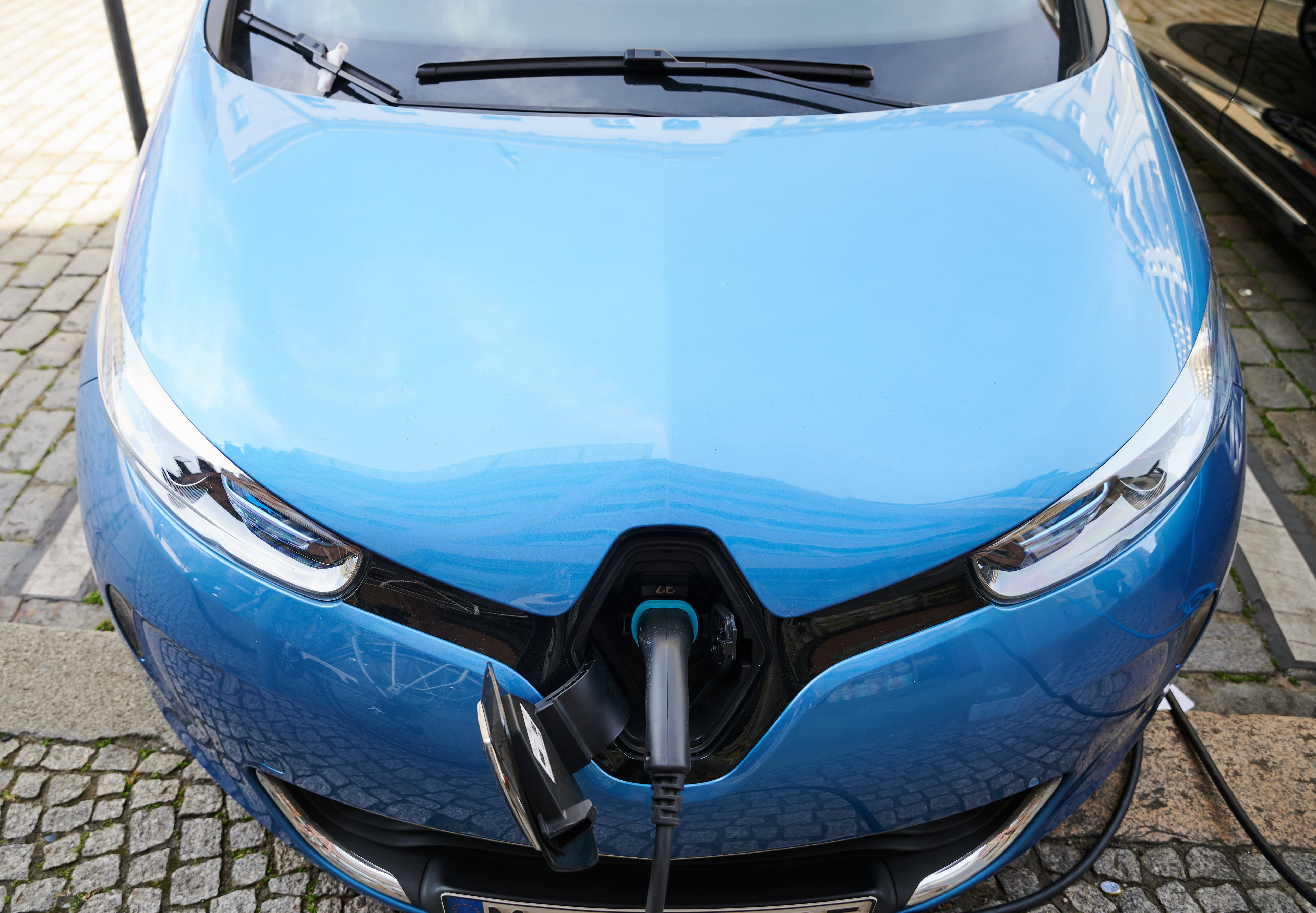 Renault inks gigafactory deals with Chinese and French firms