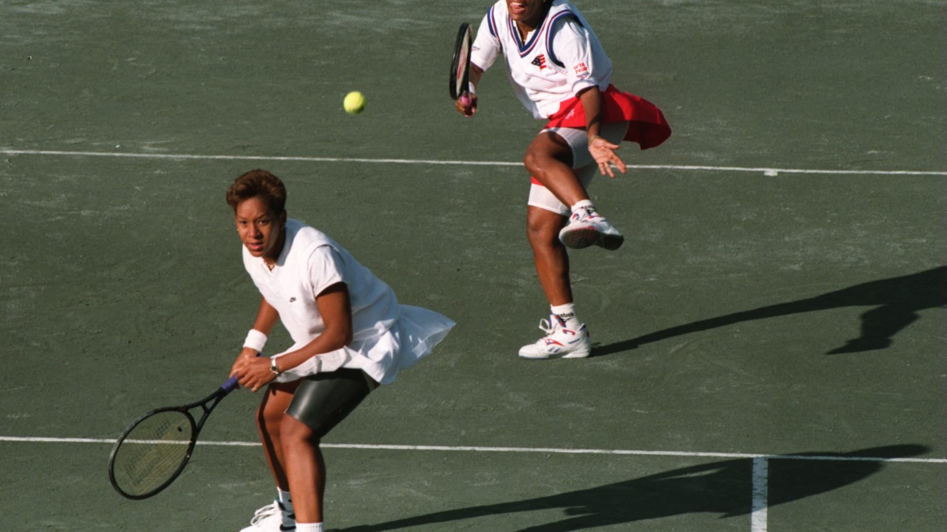 25 MAY 1995:ZINA GARRISON-JACKSON PLAYS A SHOT OVER THE HEAD OF PARTNER KATRINA ADAMS DURING THEIR MATCH AGAINST DEBBIE GRAHAM AND LINDA HARVEY-WILD AT THE 1995 WORLD DOUBLES CUP HELD IN EDINBURGH. Mandatory Credit: Mike Cooper/ALLSPORT