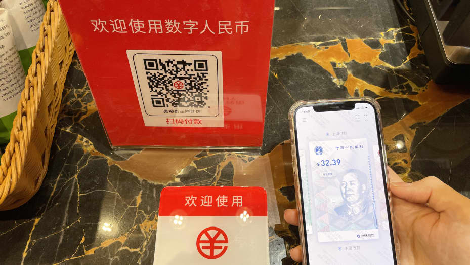Một khách hàng thực hiện thanh toán bằng tiền kỹ thuật số của Trung Quốc, hoặc e-CNY, tại Cửa hàng bách hóa Vương Phủ Tỉnh vào ngày 11 tháng 2 năm 2021 ở Bắc Kinh, Trung Quốc.