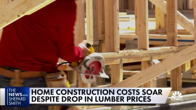 Home construction costs soar despite big drop in lumber prices