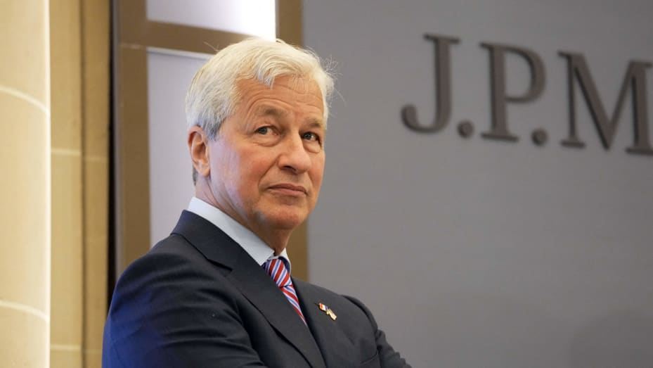 El director ejecutivo de JP Morgan, Jamie Dimon, observa durante la inauguración de la nueva sede francesa del banco JP Morgan de EE. UU. El 29 de junio de 2021 en París.