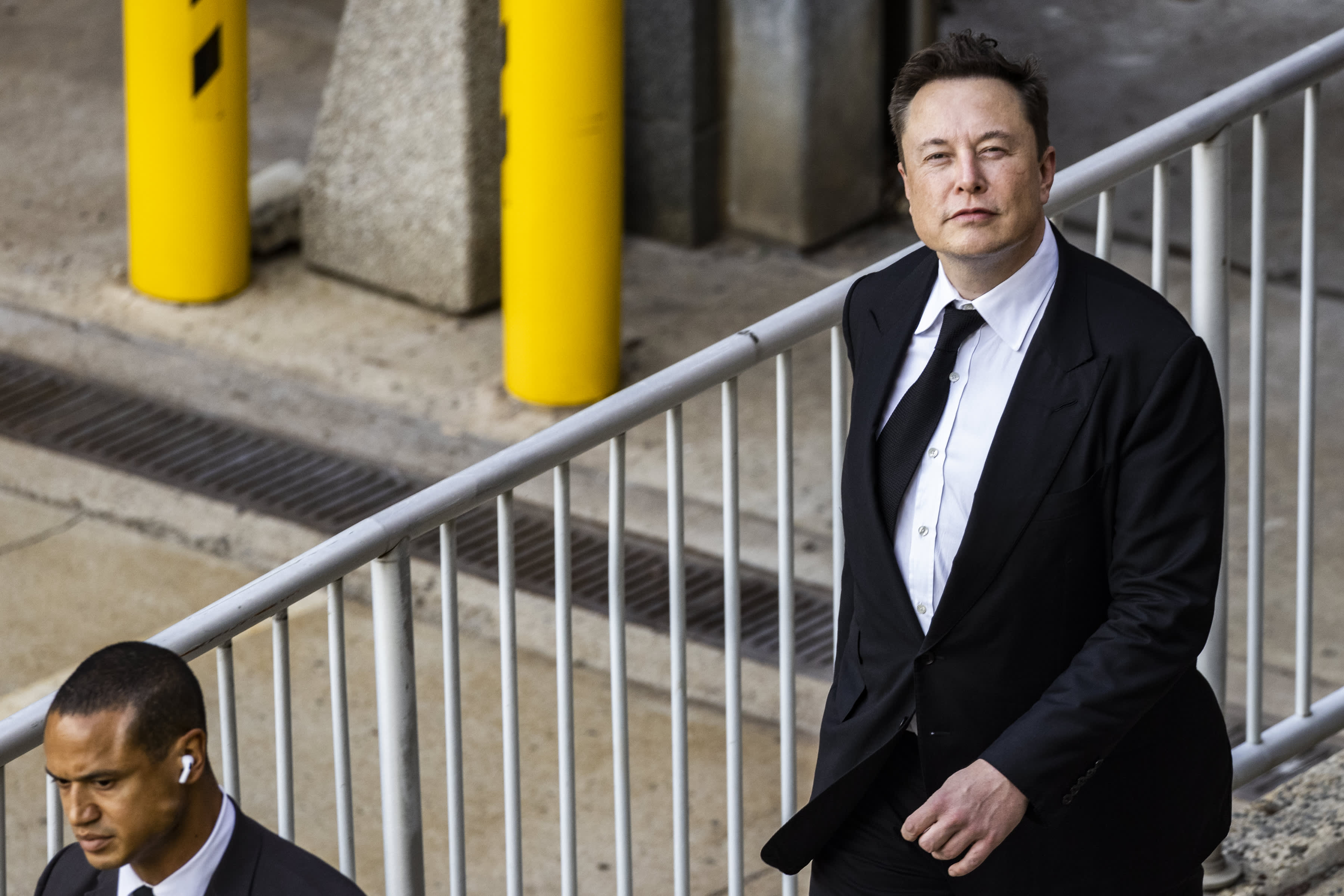 Elon Musk snipes at Apple twice on Tesla earnings call