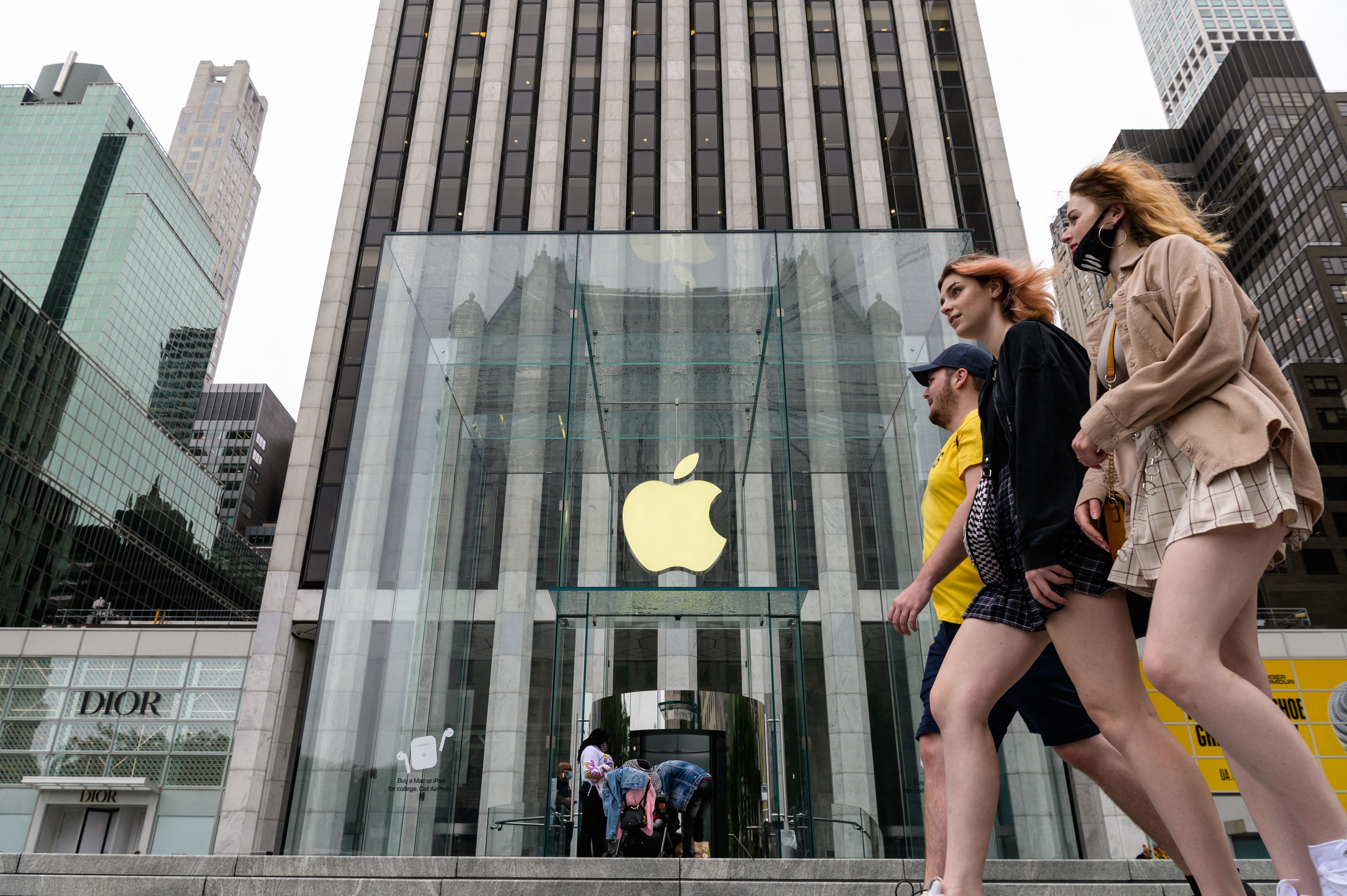 Apple to double sick days, boost other benefits for retail workers in U.S.