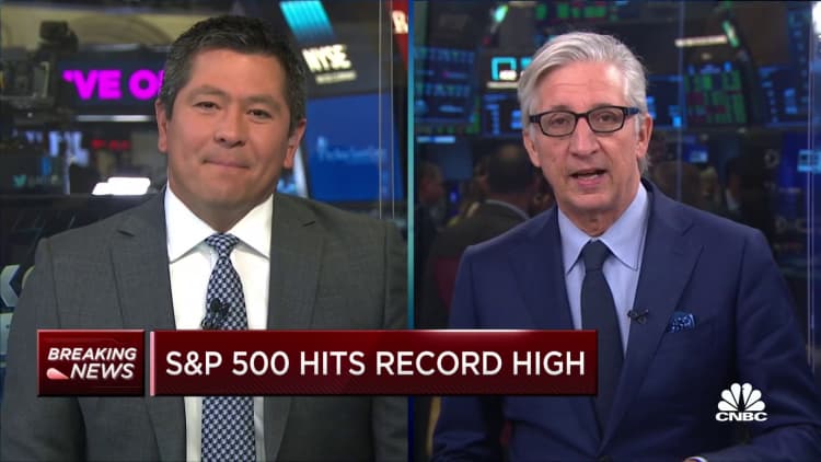 S&P 500 hits record high at beginning of trading sesson