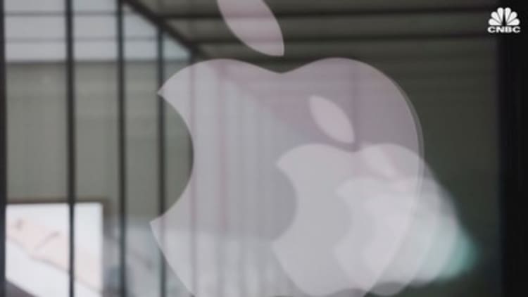 Apple stock price pushes the company's value near $2.5 trillion