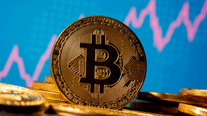 De ce scade Bitcoin: Riscurile investitiei in criptomonede - Victor Vulpescu