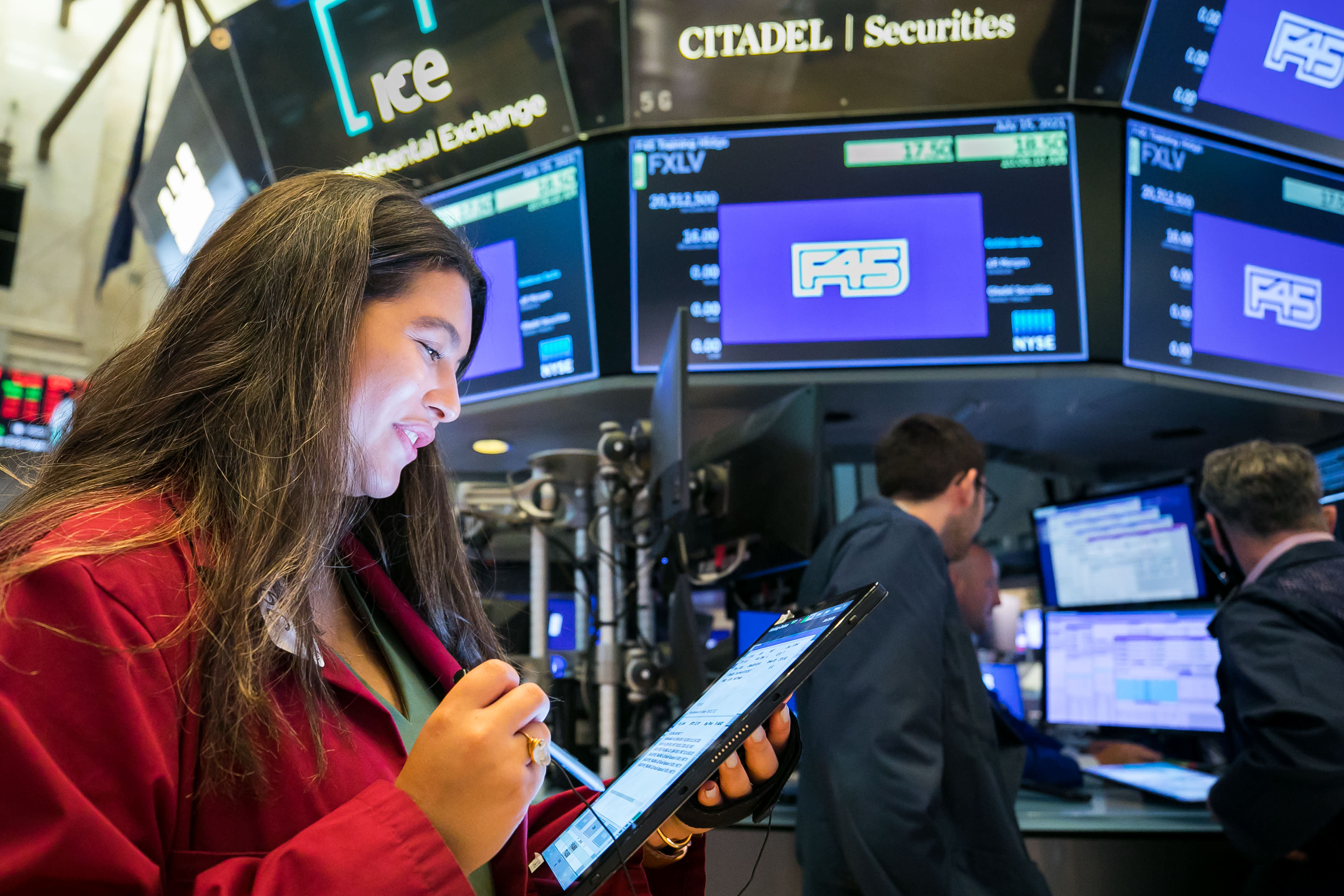 Aktien steigen nach der besten Woche des S&P 500 im Jahr 2023: Live-Updates