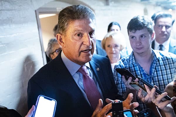 Joe Manchin voted to advance the $3.5 trillion budget bill — now he says Democrats should press pause thumbnail