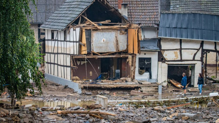 SCHULD, ALEMANIA - 16 DE JULIO: Casas y coches destruidos representados el 16 de julio de 2021 en Schuld, Alemania.