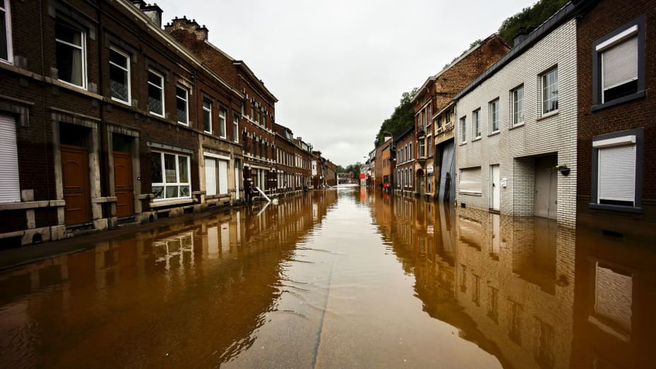 ENSIVAL, BÉLGICA - 16 DE JULIO: Los ciudadanos limpian sus casas dañadas por las inundaciones el 16 de julio de 2021 en Ensival, Bélgica.