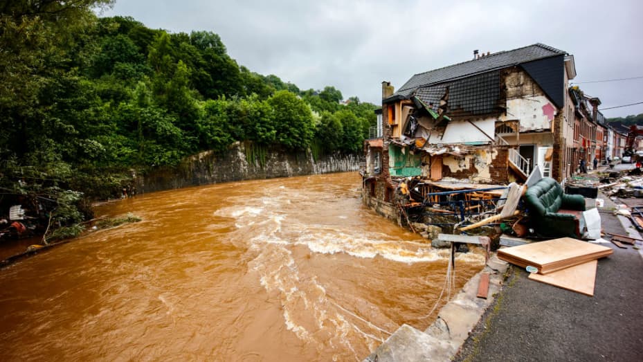 ENSIVAL, BÉLGICA - 16 DE JULIO: Los ciudadanos están limpiando sus casas inundadas el 16 de julio de 2021 en Ensival, Bélgica.