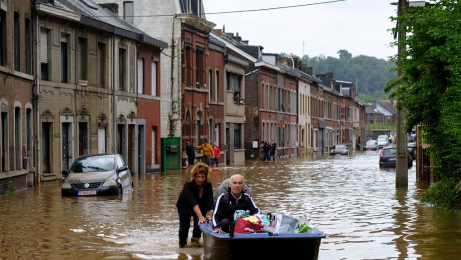 ANGLEUR, LIEGE, BÉLGICA - 16 DE JULIO: La gente usa un bote para sacar al hombre de su casa luego de una fuerte tormenta el 16 de julio de 2021 en 'Rue de Tilff' en Angleur, un distrito de Lieja, Bélgica.