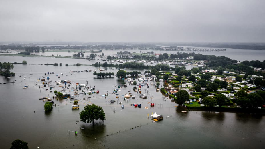 Esta fotografía aérea muestra caravanas y campistas parcialmente sumergidos en las aguas de la inundación en el campamento de De Hatenboer en Roermond el 15 de julio de 2021.