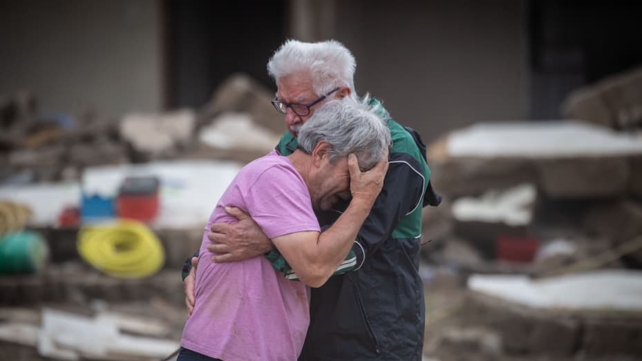 En Renania-Palatinado, dos hermanos lloran abrazados frente a la casa de sus padres, que fue destruida por la inundación.