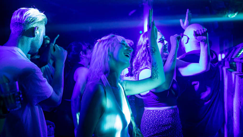 Gente bailando en la discoteca Egg London en las primeras horas del 19 de julio de 2021 en Londres, Inglaterra.