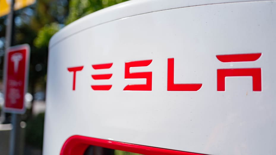 Cerca del logotipo de Tesla en un cargador en una estación de carga rápida de baterías Supercharger para la empresa de vehículos eléctricos Tesla Motors, en la ciudad de Mountain View, en Silicon Valley, California, 24 de agosto de 2016.