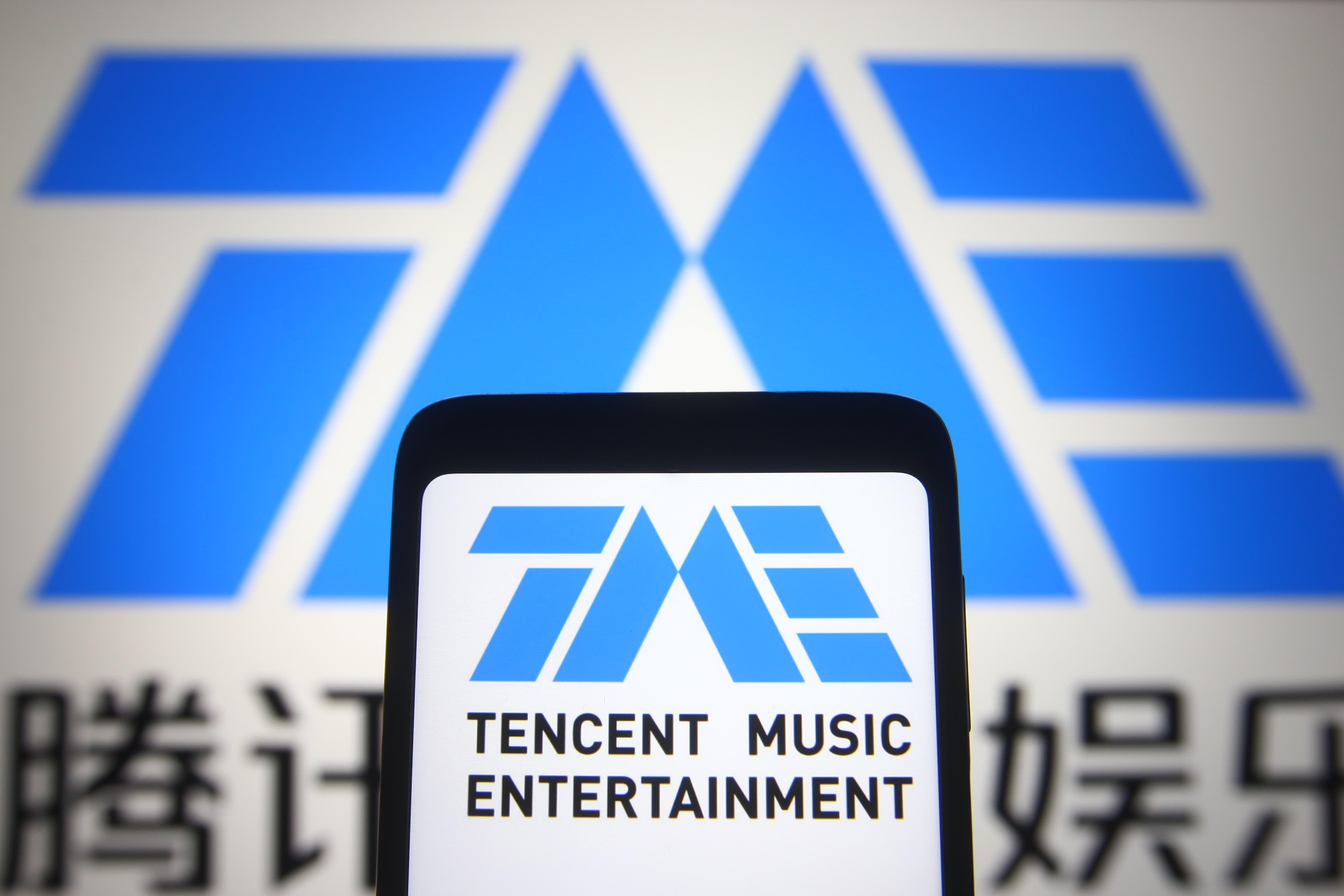 China's antitrust authorities order Tencent Music to end its exclusive music licensing deals with global record labels within 30 days and impose a fine of ~$77K (Joanna Tan/CNBC)