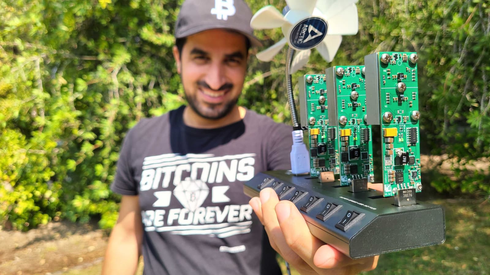 bitcoin mini mining rig costs 875 lets owner mine from starbucks