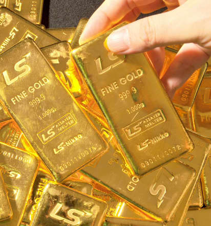 Gold holds steady as focus turns to U.S. economic data
