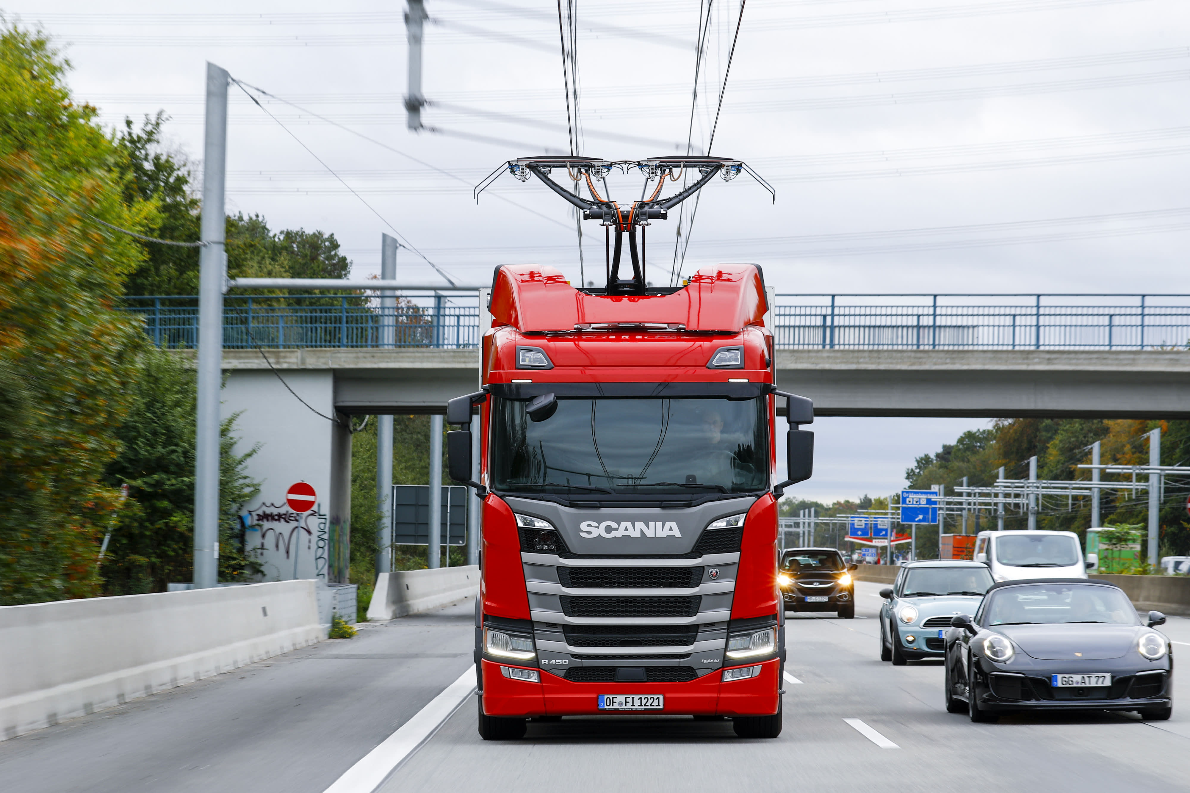UK to study using overhead wires to power long-haul trucks