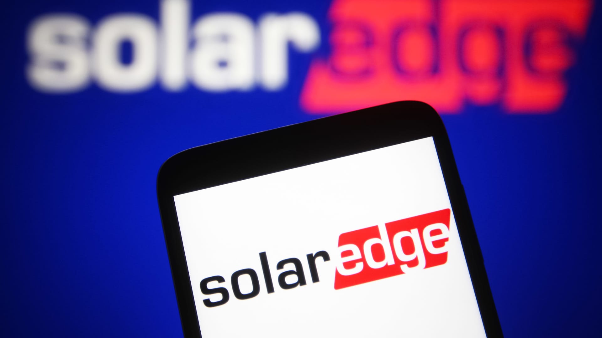 SolarEdge tumbles on weak first-quarter guidance