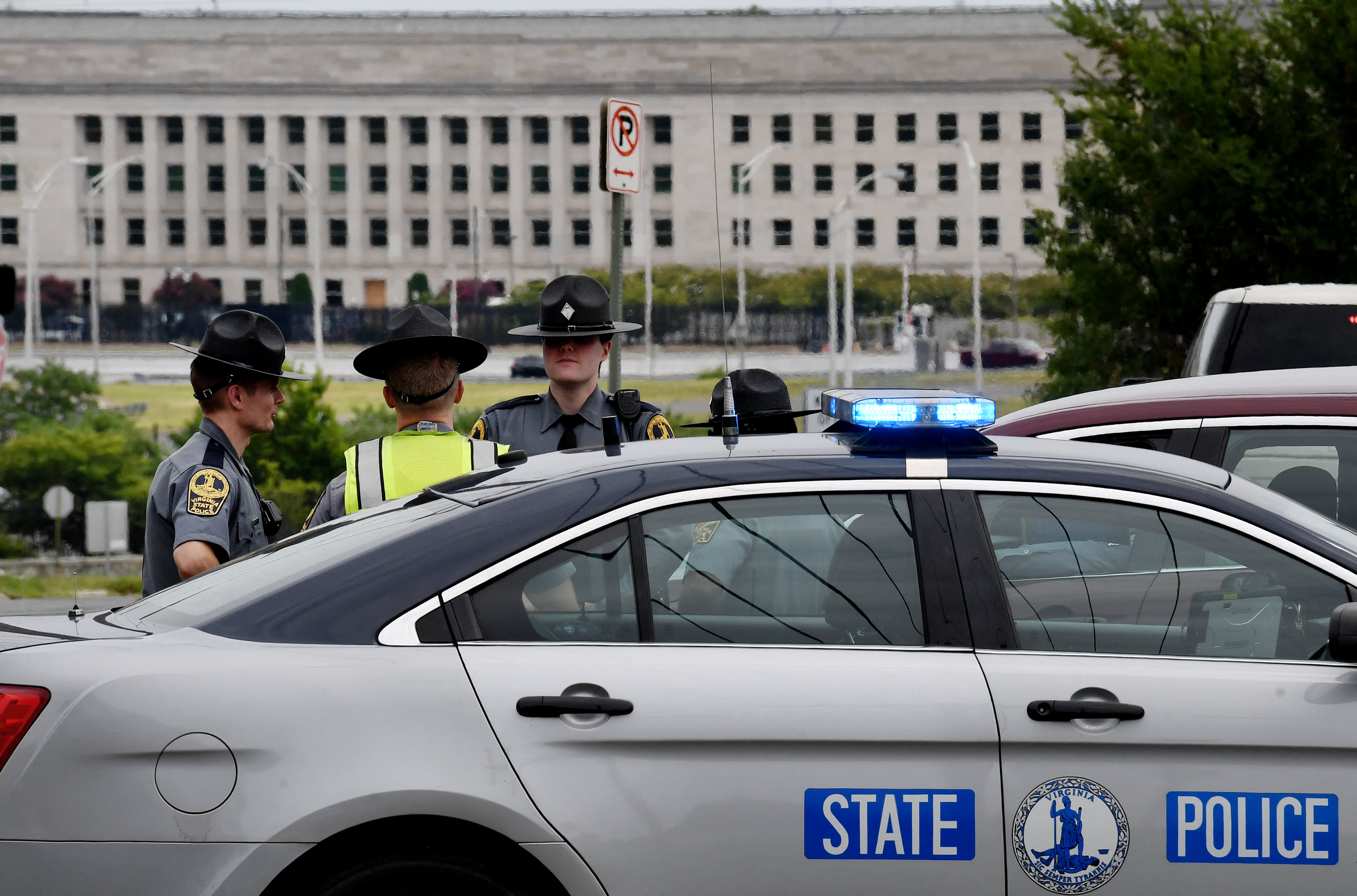 Pentagon police officer dies in stabbing outside metro entrance, assailant shot dead - CNBC