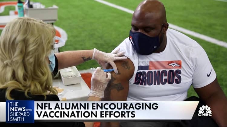 NFL alumni go on the offensive to encourage vaccination among players