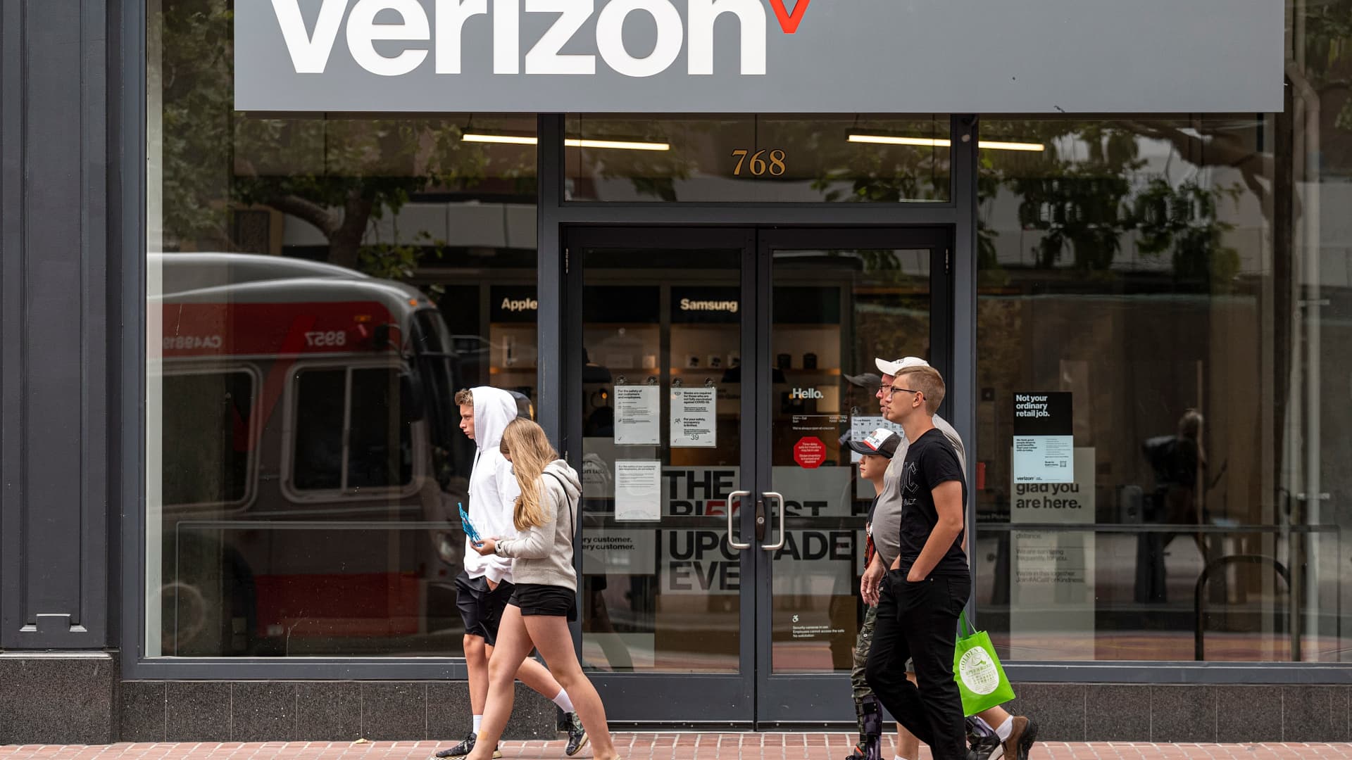 Verizon shares fall after company cuts full-year forecast
