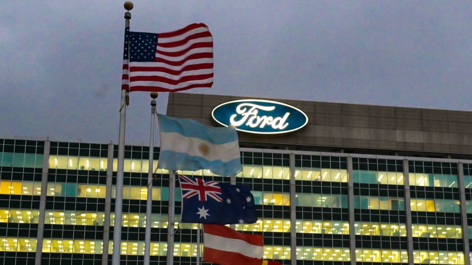  Ford retrasa el programa de regreso al trabajo hasta marzo en medio de la variante omicron