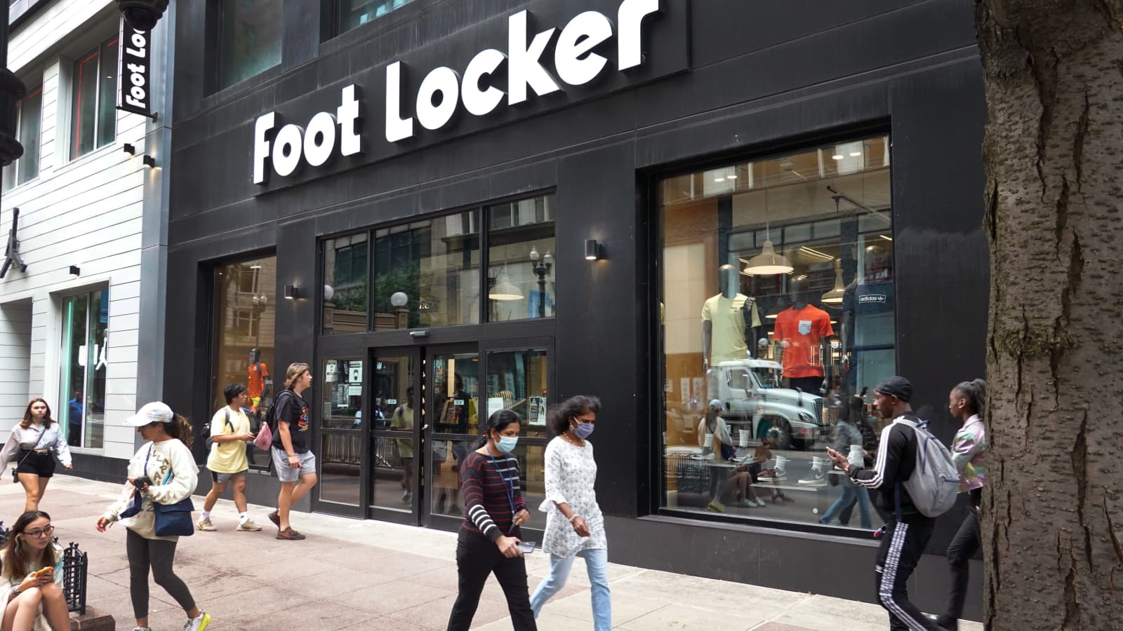 ga winkelen In dienst nemen eerlijk Foot Locker FL stock drops 25% Q1 earnings miss, lower guidance