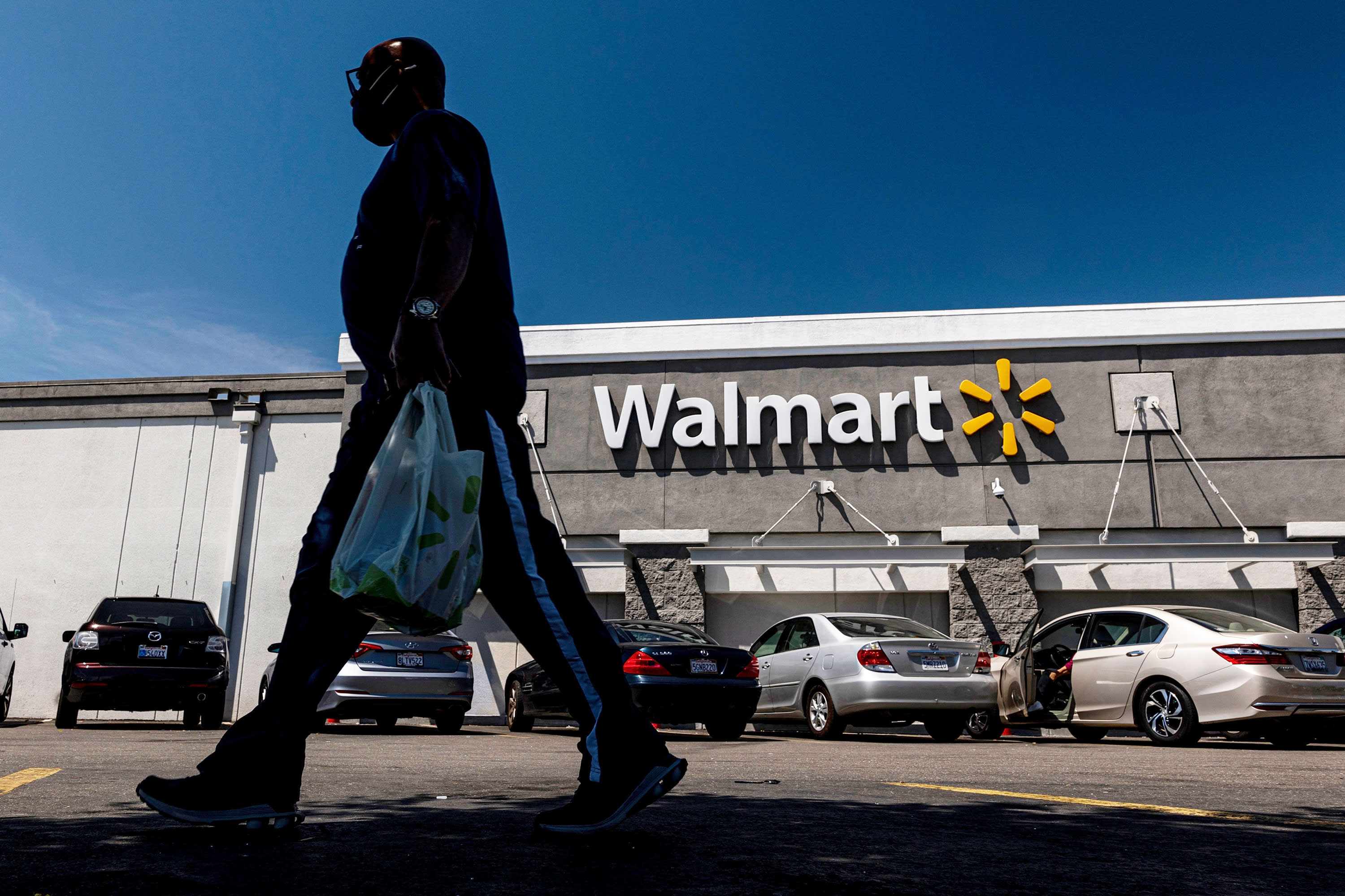 Walmart tops earnings estimates wins back grocery shoppers as inflation heats up – CNBC