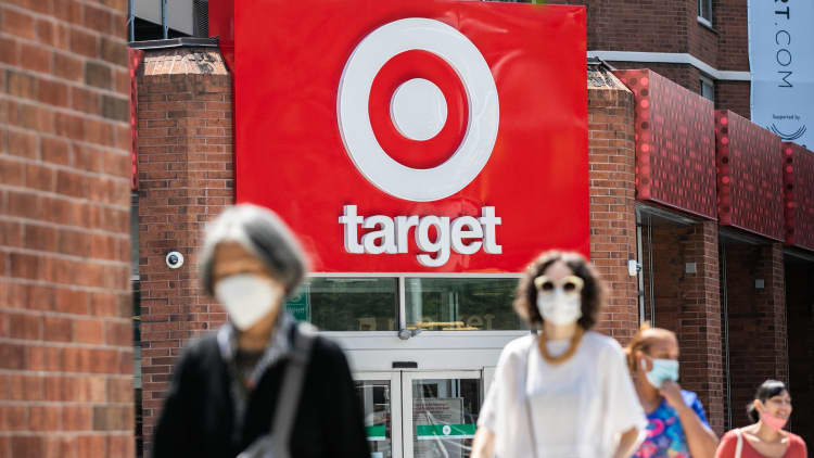 Target earnings top estimates, reports $25.65 billion in revenue