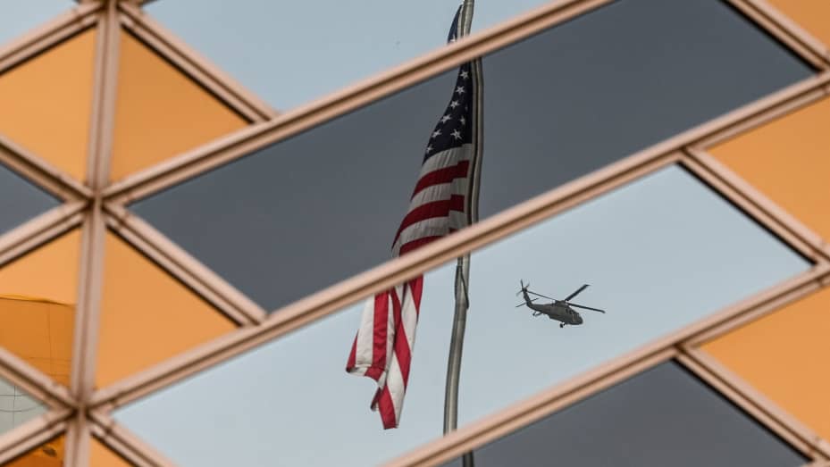 La bandera nacional de Estados Unidos se refleja en las ventanas del edificio de la embajada de Estados Unidos en Kabul el 30 de julio de 2021.