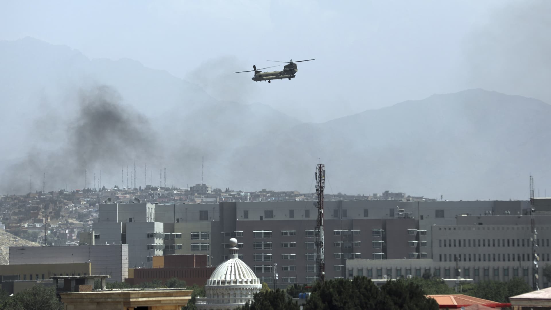 A U.S. Chinook helicopter flies over the city of Kabul, Afghanistan, Sunday, Aug. 15, 2021. Taliban fighters entered the outskirts of the Afghan capital on Sunday, further tightening their grip on the country as panicked workers fled government offices and helicopters landed at the U.S. Embassy.