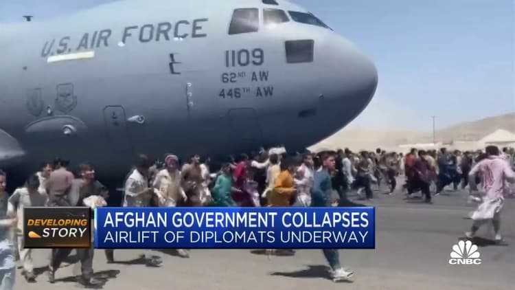 Chaotic scenes at Kabul airport as thousands flee Taliban