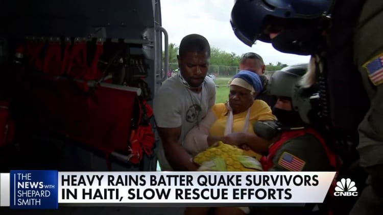 Heavy rains batter Haiti, hamper earthquake rescue efforts