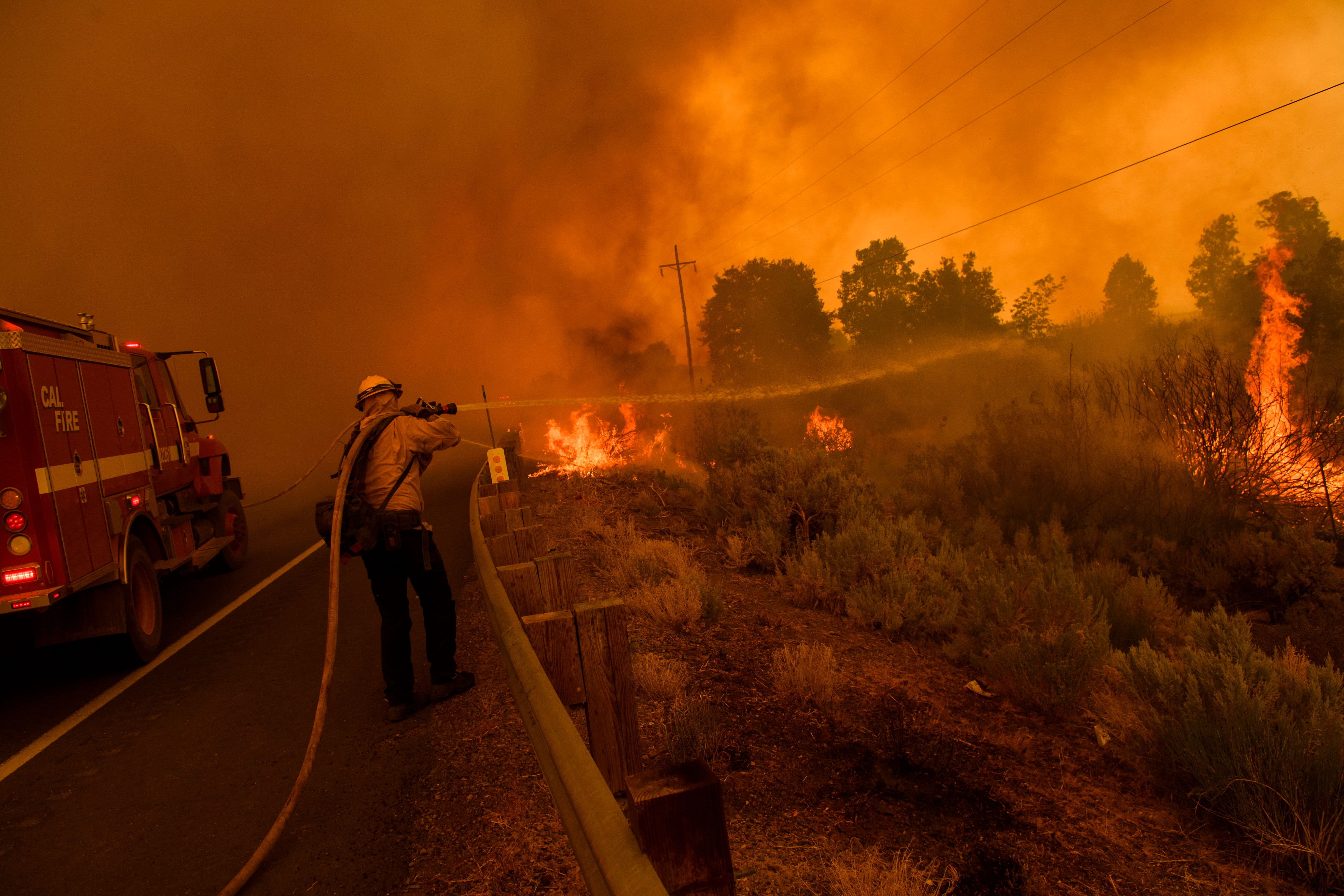 Пожар в дикси. Массовый пожар в Калифорнии. Фото - массовый пожар в Калифорнии. Cal Fire uniform.