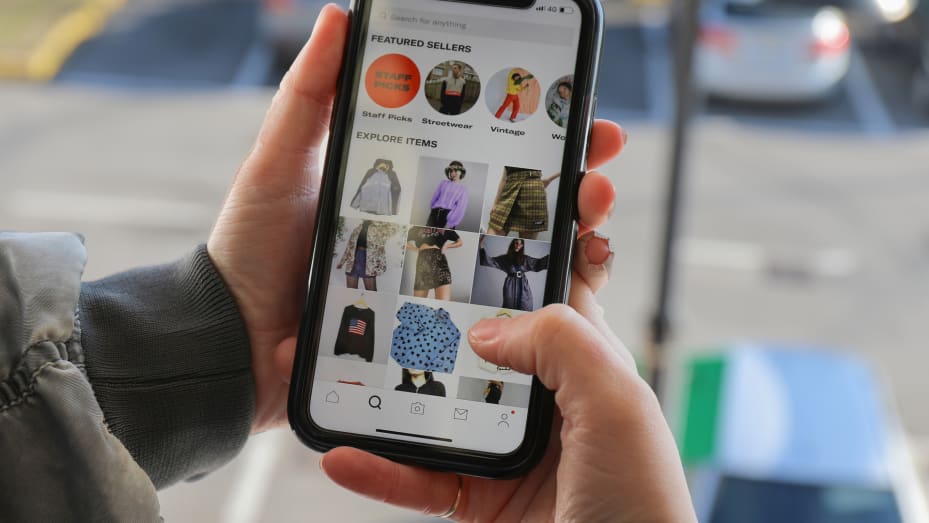 You Can Earn Money on  by Recommending Clothes on Social Media