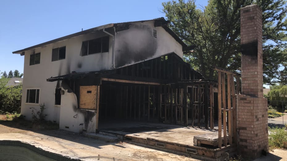 Această casă din Walnut Creek, California, a fost deteriorată într-un incendiu, dar asta nu a împiedicat-o să fie o listă fierbinte.