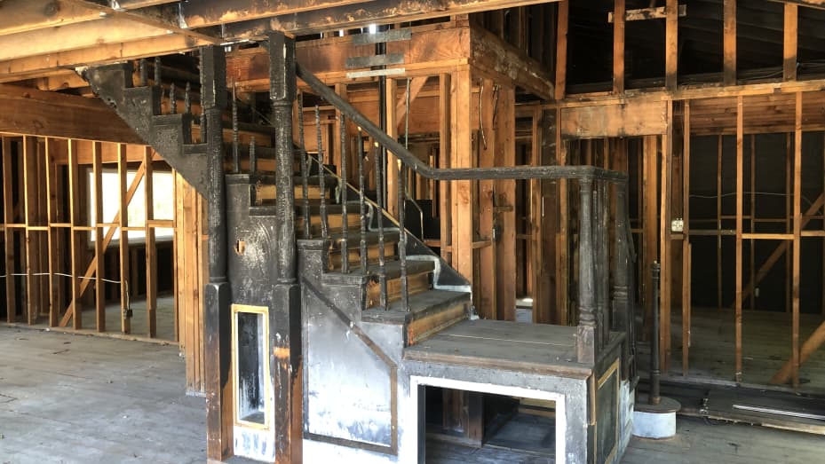 O casă afectată de incendiu din Walnut Creek, California, s-a vândut în câteva zile după ce a licitat războiul.