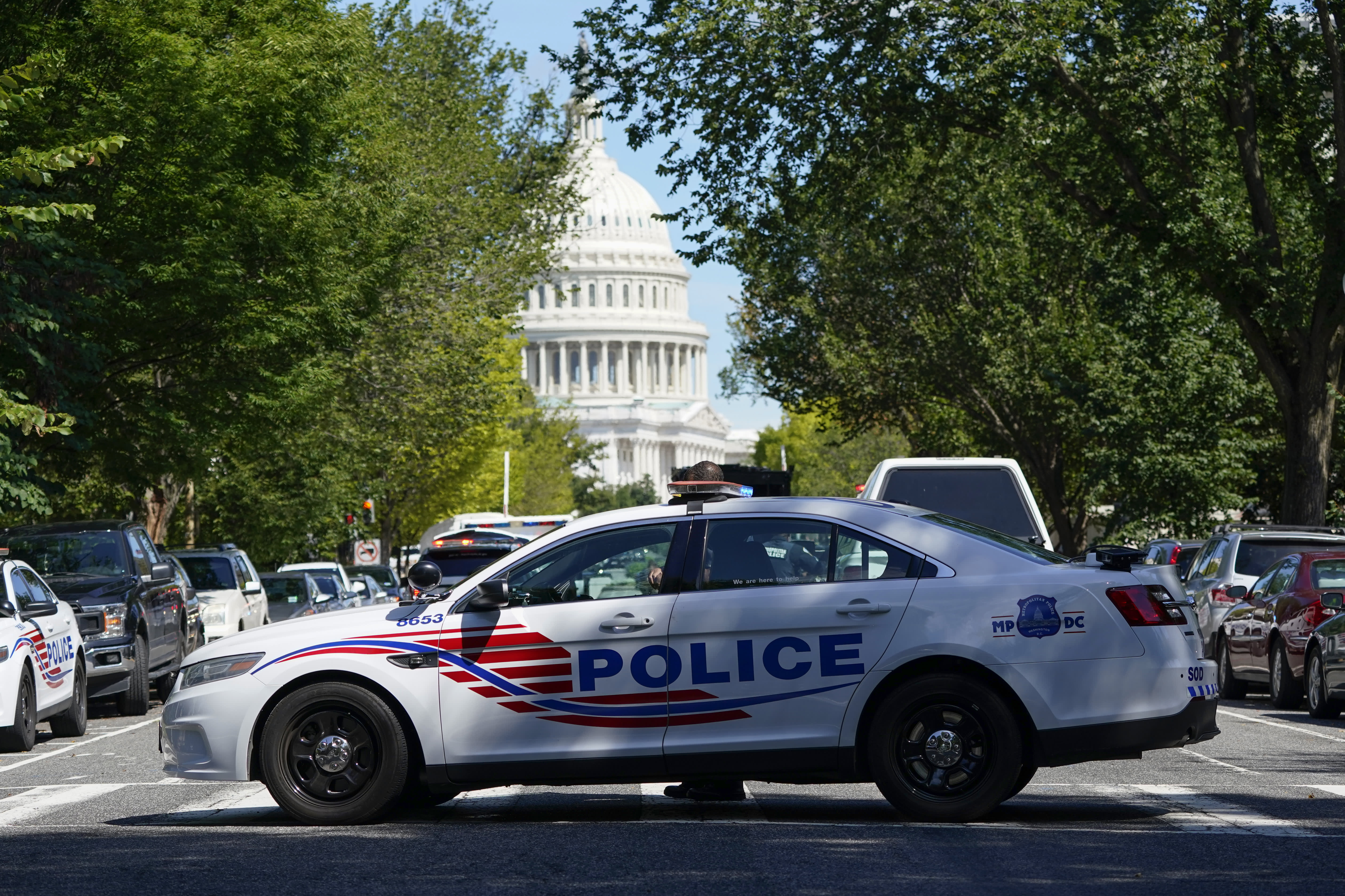 Capitol police investigating bomb threat near Library of Congress, buildings eva..