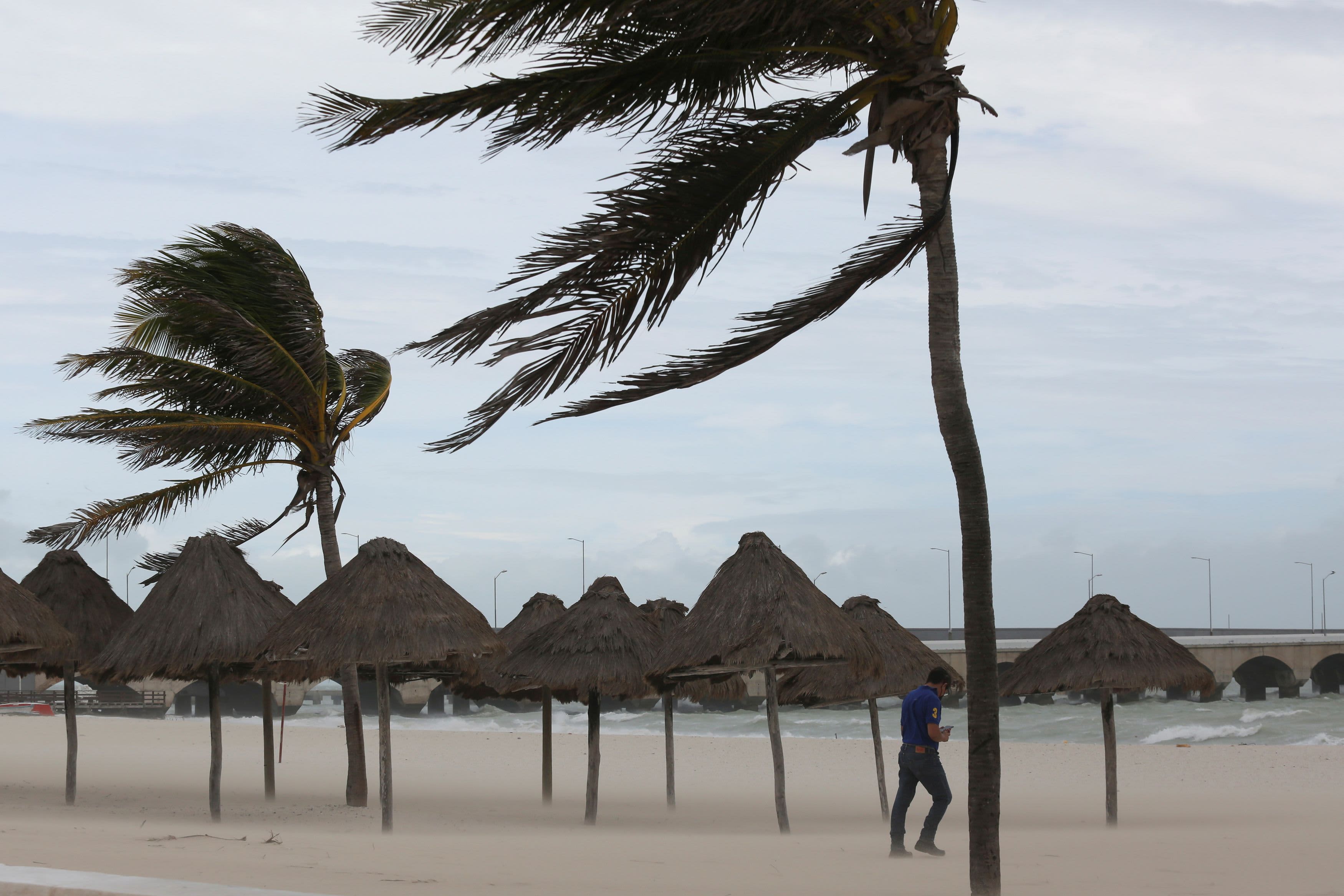El huracán Grace golpea el este de México, provocando cortes de energía y tala de árboles